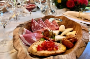 Cena in cantina toscana con degustazione di vini pregiati, olio d’oliva e aceto balsamico vicino a San Gimignano