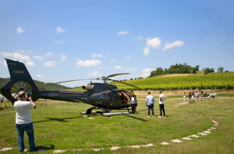 Tour in elicottero su San Gimignano con visita in cantina, degustazione di vini e pranzo toscano