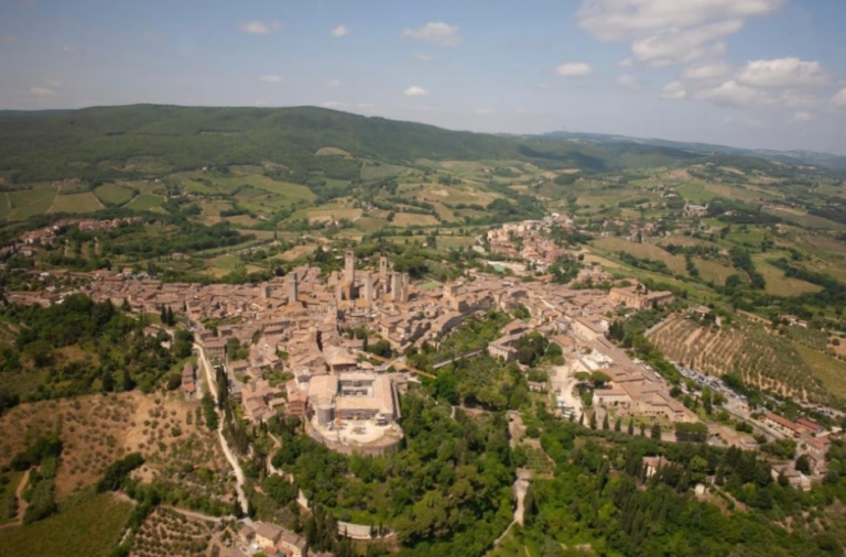 Tour in elicottero su San Gimignano con visita in cantina, degustazione di vini e pranzo toscano