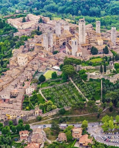Tour in elicottero su San Gimignano con visita in cantina, degustazione di vini e pranzo toscano