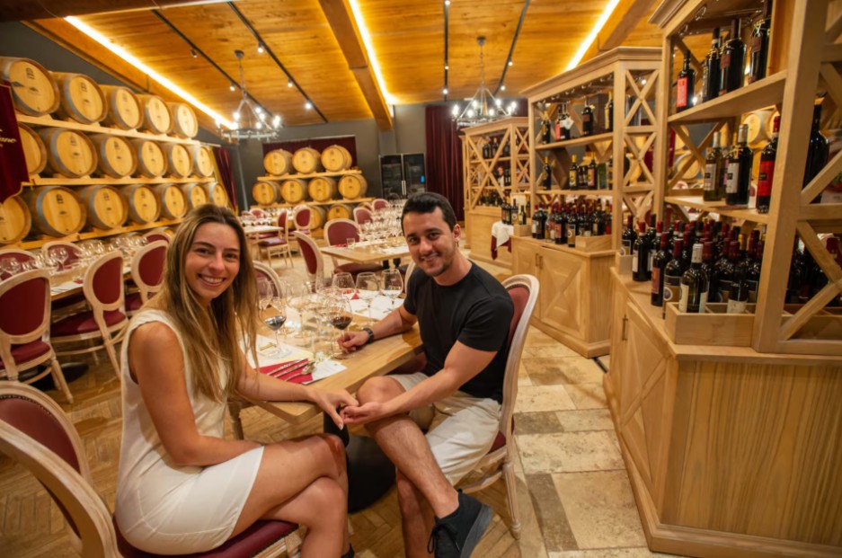 Cena in cantina toscana con degustazione di vini pregiati, olio d’oliva e aceto balsamico vicino a San Gimignano